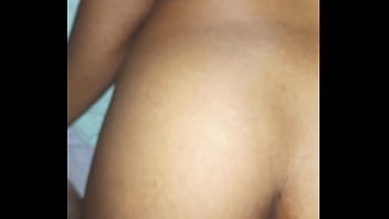 若い女の子がお尻を開いて大きなペニスが頭を貫通するようにし、それからお尻に指を入れて楽しむ