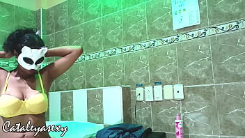 おいしい巨乳の黒人モデルが髭を剃って小さなコスチュームを着る