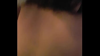 彼女はなんておいしい貝殻を持っているのでしょう、彼女は豊かにうめき声を上げます、そして彼女は私のやり方が好きです