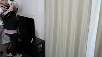 こ◯もが学校から帰る前にリビングでSEXする若い夫婦。