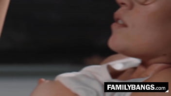 FamilyBangs.com ⭐ 甘い学校の若い女性、学校の授業が終わった後に教授にドリルされる、ケイティ・クッシュ、ライアン・マクレーン