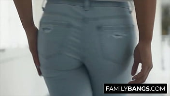 FamilyBangs.com ⭐ 彼女の親友のレズビアン継母、ミスティ ストーン、ヴィナ スカイを訪問