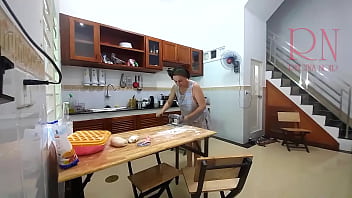 Время равиоли! Голая кулинария. Регина Нуар, повар-нудистка в нудистском курортном отеле. Обнаженная горничная. Голая домохозяйка. С 2