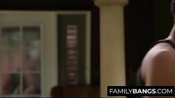 FamilyBangs.com ⭐ 裏庭での異人種間の兄弟の密会、アイザイア・マックスウェル、ジェイ・サマーズ