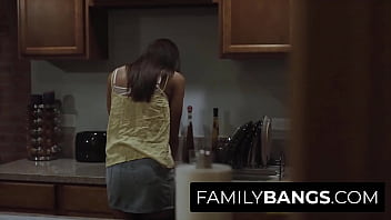 FamilyBangs.com ⭐ 滑らかな継娘のマンコを探している機知に富んだビジネスマン、ラモン・ノマー、レイチェル・リバース