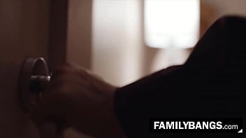 FamilyBangs.com ⭐ ミッドナイトミーティングでのグラマラス義姉妹の情熱的なファック、レナ・ポール、シン・セージ