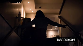 巨乳妻クリッシー・リンがベビーシッターのクロエ・テンプルとセックスしている浮気夫を捕まえる