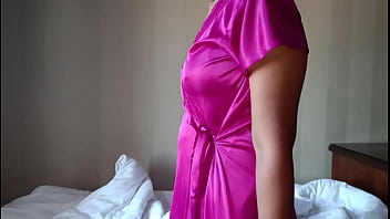 義理の妹が着替えているところを義理の弟がドアで見かけ、激しく性交しに来るので処女にひどく影響を与えました