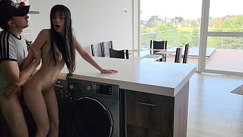 洗濯機が動かなくなってしまい、彼女に服の洗い方、美しいセクシーな女性の体の洗い方を教えてくれる