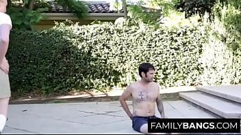 FamilyBangs.com ⭐ 学校の赤ちゃんが新しい継父をプールで汚す、トミー・ピストル、マイリー・メイ