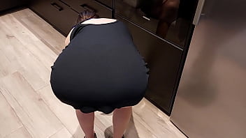 素人主婦がクローゼットの掃除中にお尻を犯される、そして彼女はそれが好き