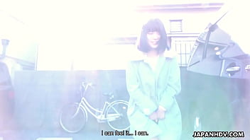 日本人ブルネットの三浦春佳は、無修正で大人のおもちゃと指マンを楽しんでいます。