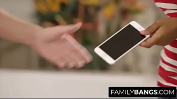 FamilyBangs.com ⭐ エボニー ベイビー メルト バイ ステップブラザー イン ザ バスルーム、ジェナ フォックス、リオン キング