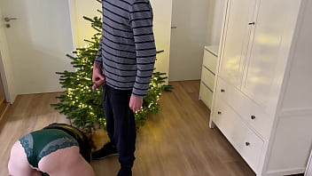 義母はクリスマスツリーの上に後背位でかがみ込み、お尻に熱いザーメンをもらいました