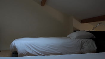 仕事から帰宅すると、ルームメイトが自分の部屋で自分に触れているのを目撃しました - Dazzlingfacegirl フルビデオ (28 分 MYM)