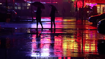 ホットは雨の日に彼女の配偶者にファックに電話します
