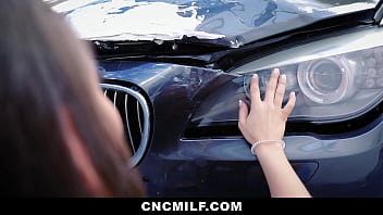 ラテン系継母が義理の息子に自動車事故の責任を負わせる代わりに自分を自由に使えるようにさせる - Cncmilf