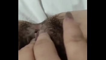 粉墨人生-骚货在宾馆寻找各种尖锐物体自慰