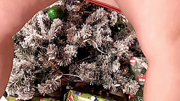 クリスマスツリーの下でお尻を広げて