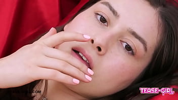 18 歳の美がマンコを見せてオナニー