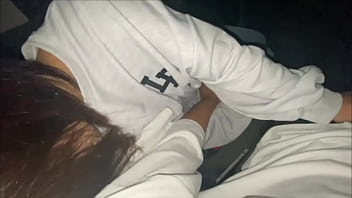 夜中のドライブデートでムラムラしてしまい車の中で始まってしまう変態カップル