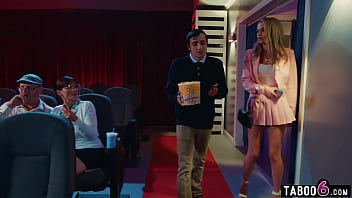映画館には、観ようとする老人たちを邪魔する若い女性カップルがいた