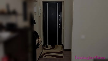 Падчерица отсосала член доставщика за пиццу, поскольку отчим не дал ей денег из-за ее плохого поведения