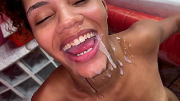 若い女の子はそれを本気で受け止め、カリシア・モーテルの部屋でミルク風呂に入る前にDPまでやった