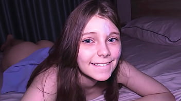 彼女はこれを期待していませんでした - かわいい若い大学生の女性がペニスで犯されます