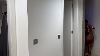 継母は言います：私の中に精液を投げ込まないでください。そうしないと、お父さんが後で知るでしょう。