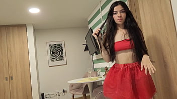 赤いスカートを履いて下着も履いていない美しい女性がクリスマスプレゼントとして犯されたい