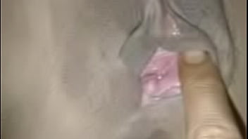 美しくエッチなアジア人の女の子のマンコを犯し、クリトリスが精液で満たされるまでマンコを突くと、そのマンコはとてもなめやすいです。