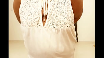 インドのメイドがおっぱいを見せる