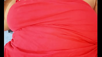 おっぱいを見せているアッサムの女性