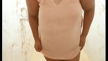 おっぱいを見せているセクシーな南インドのメイド