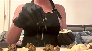 クリスマス料理の調理とおっぱいのスパンキングと乳首のピアスプレイ