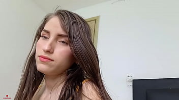 私の恥ずかしがり屋の義理の妹は、彼女を激しくファックして彼女のマンコに中出しすることができるように、爪を塗るように私を招待します