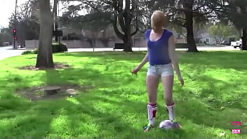 舌ピアスをしたマイリーがおまんこを撫でながら男にお尻を舐めさせる