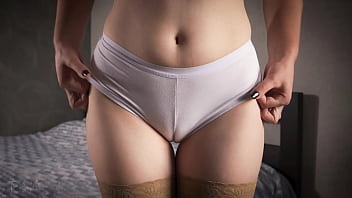 裸のストッキングを履いた熟女が白いパンティのメコスジと太ももの隙間をクローズアップしてからかう