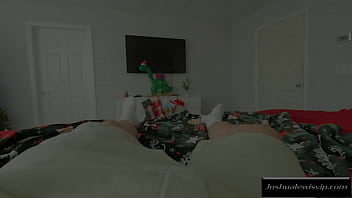小柄なブロンドの義妹がクリスマスに妊娠し、潮吹きを学ぶ - Skyler Storm