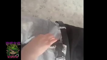 青藤妹妹-午睡中，小骚货突然骚性大发，扒开男友裤子吃肉棒，又用力套弄起来！