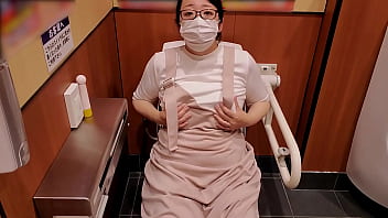 【オナニー・自撮り】買物途中にお店のトイレでオナニーする人妻