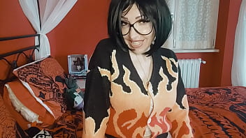 この巨人娘は本当に美しくてサディスティックで、抵抗するのは不可能です