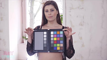 大きな天然おっぱいのベルギー人モデルが写真撮影のために私を雇ってくれたので、我慢できずにリビングルームで彼女を犯しました！