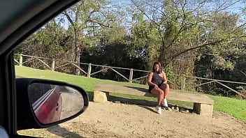 ポルノヴァタス - 美しい若いムラートの女の子、車に乗りましょう。性交するだけの見知らぬ人
