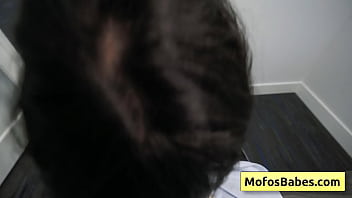 素晴らしい大自然を持つふしだらなブルネット熟女がオフィスでペニスをしゃぶって後ろから犯される - サーシャ・パール、パーカー・アンブローズ