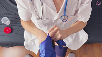 POV CFNM 手コキのみ: 手術用手袋をした看護師が、中イキが難しい患者が分析用の精子サンプルを採取するのを手伝っています