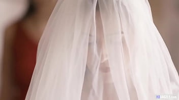 花嫁は彼女の愛者と花嫁乙女がセックスしているところを目撃しました！彼女も参加します！