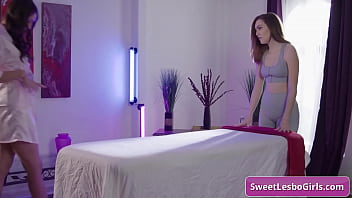 美しいブルネットのレズビアンのクライアントは、若い女性マッサージ師による濡れたお尻のマッサージなどをお楽しみください - ベラ・ローランド、フレイヤ・パーカー