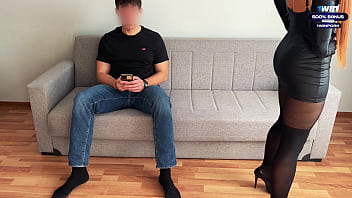 一个穿着皮裙的放荡女孩因为无聊而把自己交给了一个陌生人